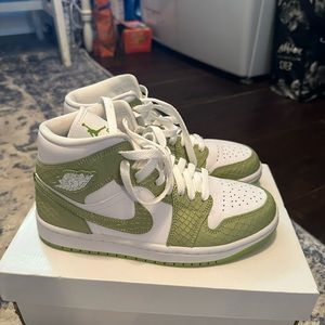 **SOLD** NEW Nike Jordan WMN size 7